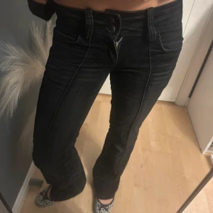 Lågmidjade bootcut jeans  - Skit snygg lågmidjade bootcut jeans från only❤️midja 38,5, Innerben 77