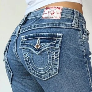 True religion jeans  - Dröm jeansen från True religion med kristall knappar🤩 midja 77cm & Innerben 88cm💋 Fint skick! 