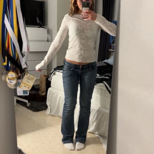 Vit blommig långärmad topp Gina Tricot - Säljer en vit långärmad topp från Gina Tricot i storlek S. Toppen har ett blommigt mönster i tyget och är figurnära med rund hals. Materialet är mjukt och stretchigt, perfekt för dig som gillar stilrena och trendiga plagg.