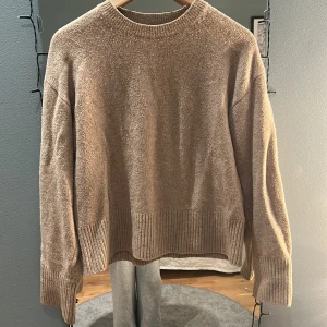 Beige stickad tröja från & Other Stories, storlek XS - Mysig beige stickad tröja från & Other Stories Paris Atelier. Tröjan är i storlek XS men passar S också 