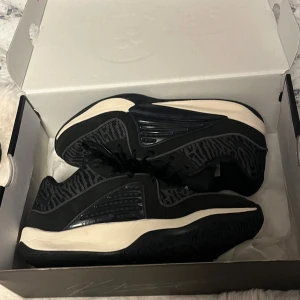 KD 16 svart/vit EUR 41 - Knappt används basketskor storlek 41. Köpa för något år sen men har bara använt dom 3 gånger då jag slutade i sporten. Breda och stabila skor med bra grepp.