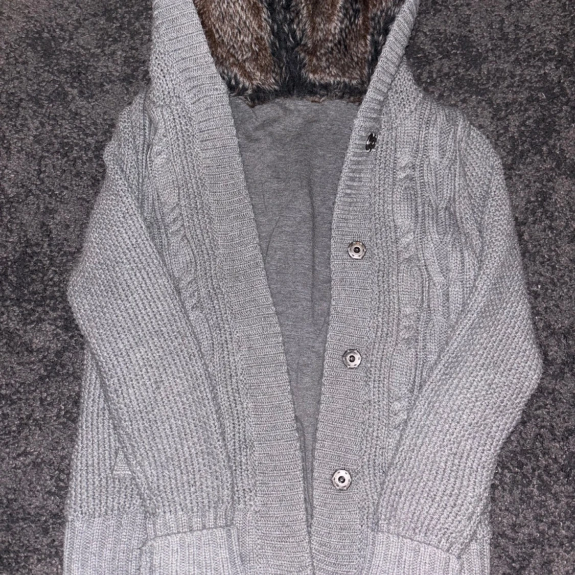 Grå stickad kofta med päls luva