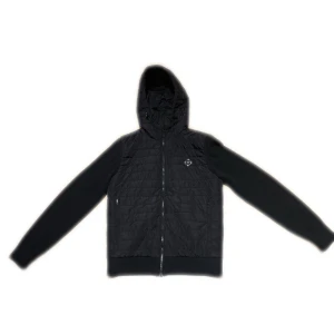 Svart cardigan från J.Lindeberg - Svart cardigan jacka från J.Lindeberg i storlek S. Den är slutsåld överallt och är svår att få tag i. Nypris ca 4000. Hör av dig vid funderingar! 