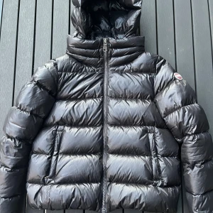 Colmar pufferjacket - Colmar pufferjacket i bra skick utöver små fläckar på insidan av jackan som visas på bild 4, storlek 44/ xs/s