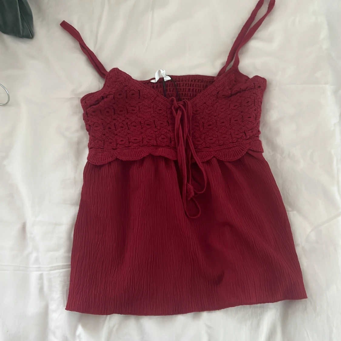 Vinröd spetslinnetopp från Stradivarius