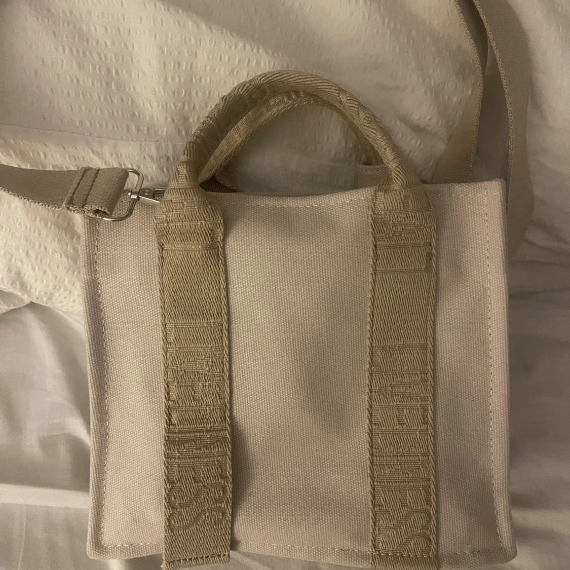 Beige axelväska från Zara i canvas