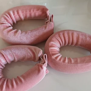 Curling rods - Tre fluffiga curling rods i ljusrosa sammet med vadderad form som ger en lockig och fin blowout. Curling rodsen har en mjuk, sammets yta och knäppe med tryckknapp i ändarna. Perfekt för att fixa håret över natt.