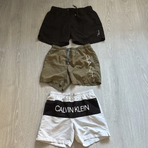Badshorts  - Tre fina badshorts.  Gröna storlek s, svart storlek L , vita storlek S  100kr st eller 280 för alla!