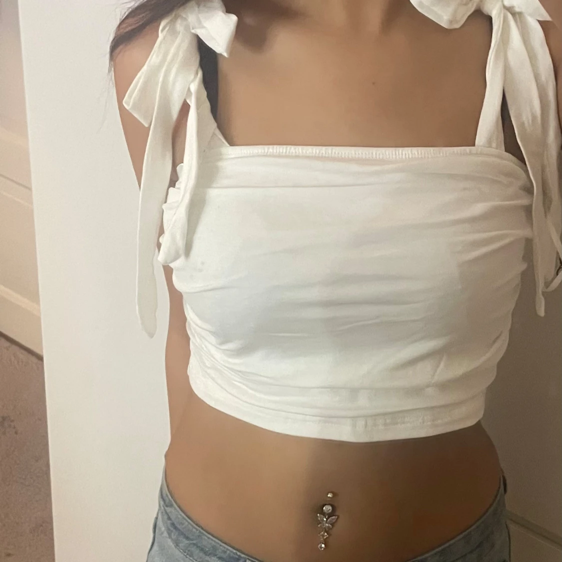 Vit croppad linnetopp med knyt