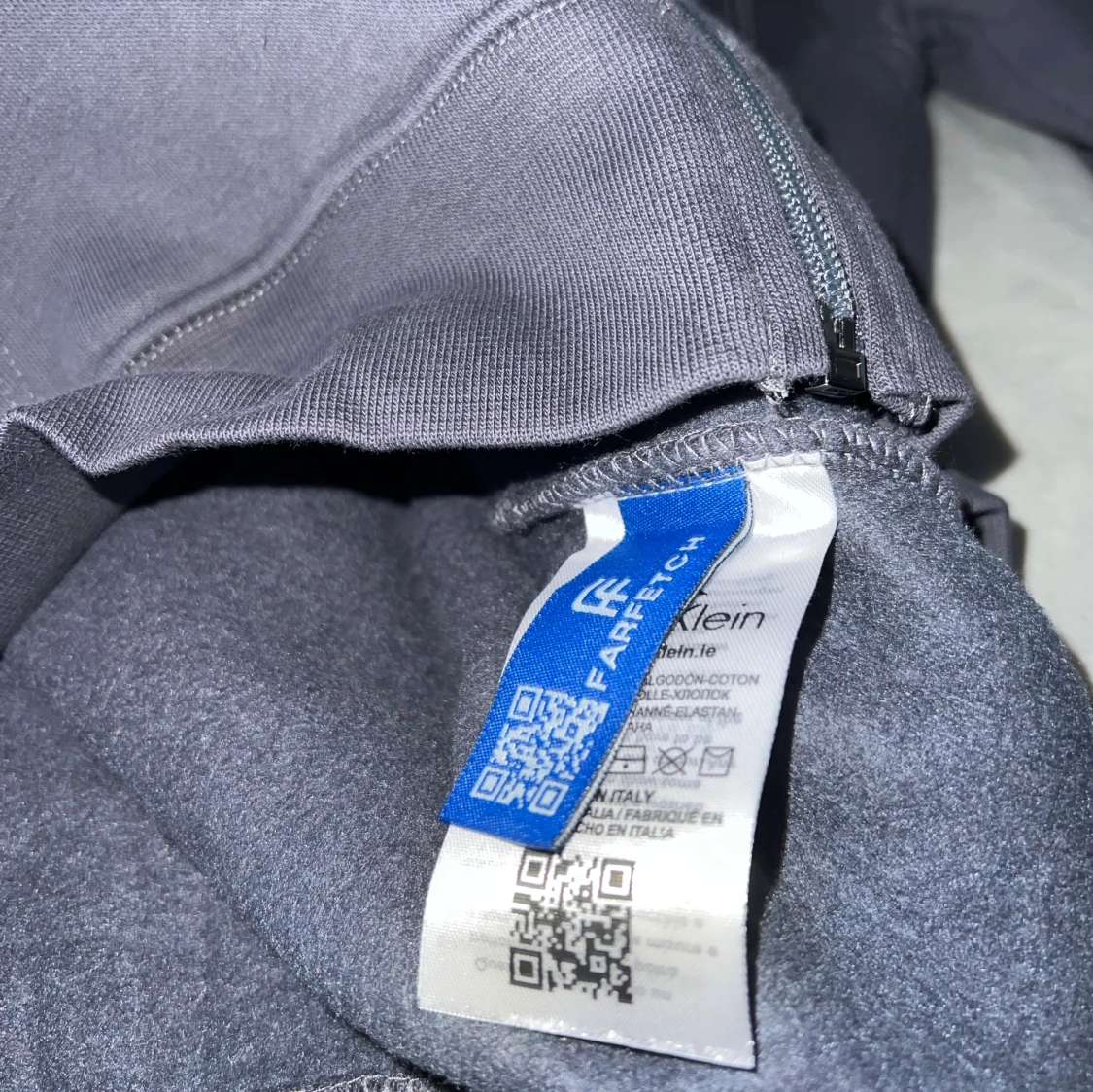 Grå hoodie från Calvin Klein - 2