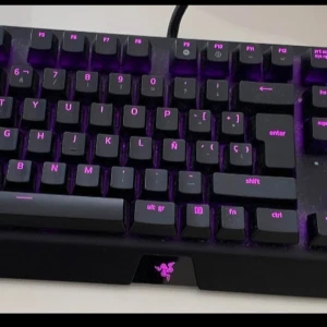 Razer BlackWidow Elite - Razer BlackWidow Elite gamingtangentbord med RGB-belysning och mekaniska switchar. USB-anslutning med flätad kabel. Tangenter och belysning i gott skick, inga synliga defekter. Perfekt för gaming och produktivitet.