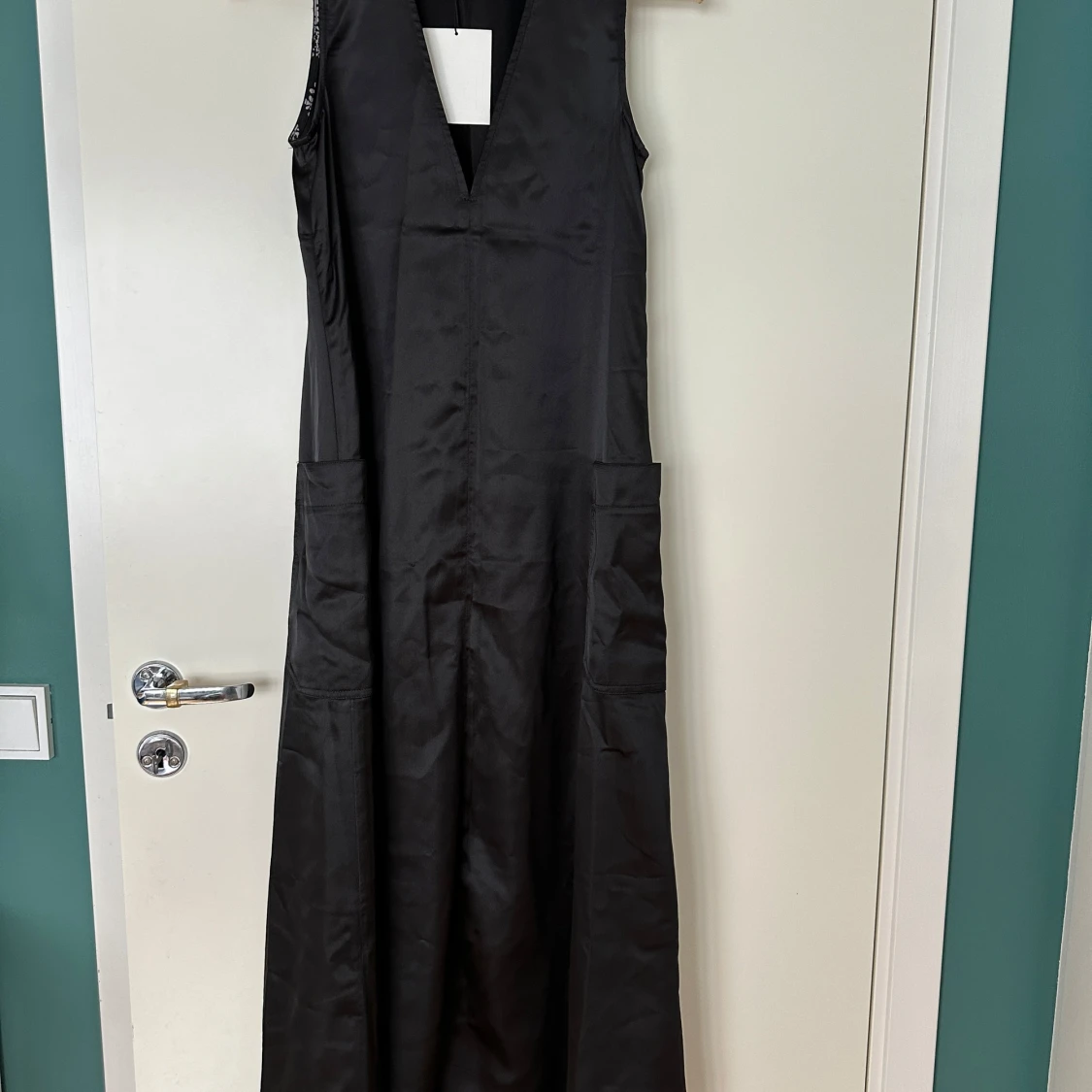 Svart långklänning från Totême