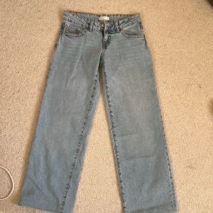 Ultralow wide pants Gina tricot - Snygga ljusblå jeans från Perfect Jeans, Gina Tricot. Modellen är ultra low wide. Alltså extra låga i midjan och vida i benen. Snygga och trendiga. Aldrig använda då de tyvärr inte passade. 10/10