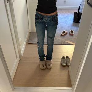 Lågmidjade LTB jeans med hål - Säljer ett par lågmidjade blå LTB jeans med hål. Ordinare pris 899. Str W24 L32. Pris kan diskuteras