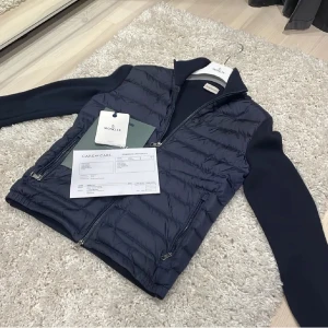 Moncler Cardigan - Säljer nu denna superfräscha Moncler Cardigan då den är för liten. Jackan har knappast tecken på användning och är i jättebra skick. Tags medföljer vid köp!