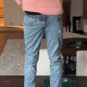 Jack & Jones jeans - jack & jones jeans i storlek 152cm. modellen är 167 men har häng och de sitter ganska små. de är knappt använda/mycket bra skick.