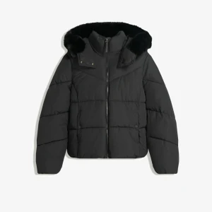 Svart pufferjacka från Bershka - Snygg svart pufferjacka med huva och fuskpälsdetalj. Perfekt för kalla dagar när du vill hålla stilen och värmen. Använd fåtal gånger