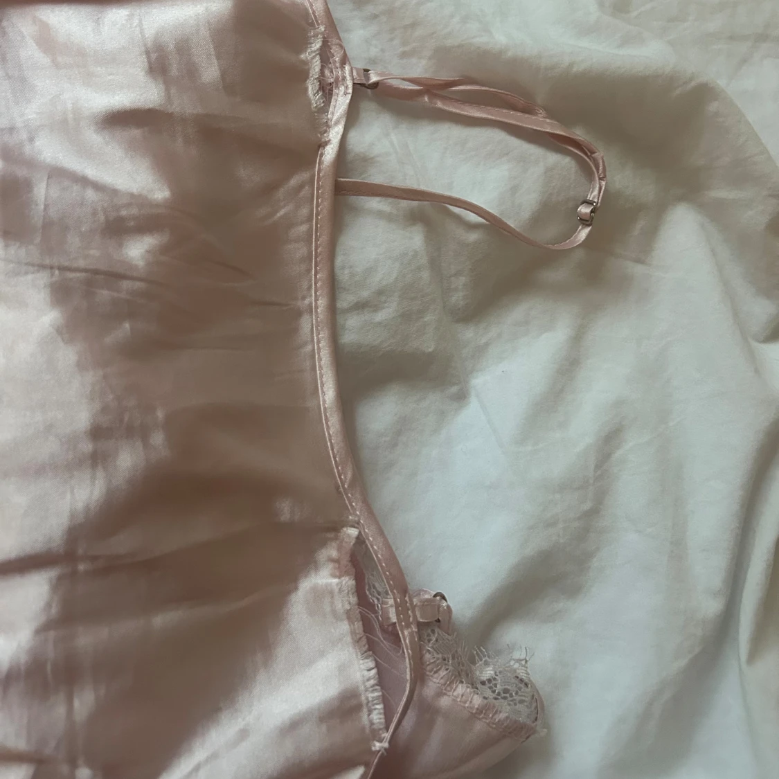 Ljusrosa satinklänning med spets - 2