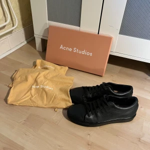 Svarta sneakers från Acne Studios! - Svarta skor från det populära märket Acne Studios. Riktig bra skick med box och påse, 100% äkta såklart✅! Priset kan diskuteras 