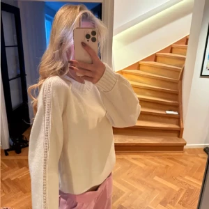 Vit stickad tröja med spetsdetalj - Super fin mysig stickad tröja med spets detaljer, perfekt till hösten. Tröjan är helt ny endast testad! Nypris 678! ❣️(lånade bilder)
