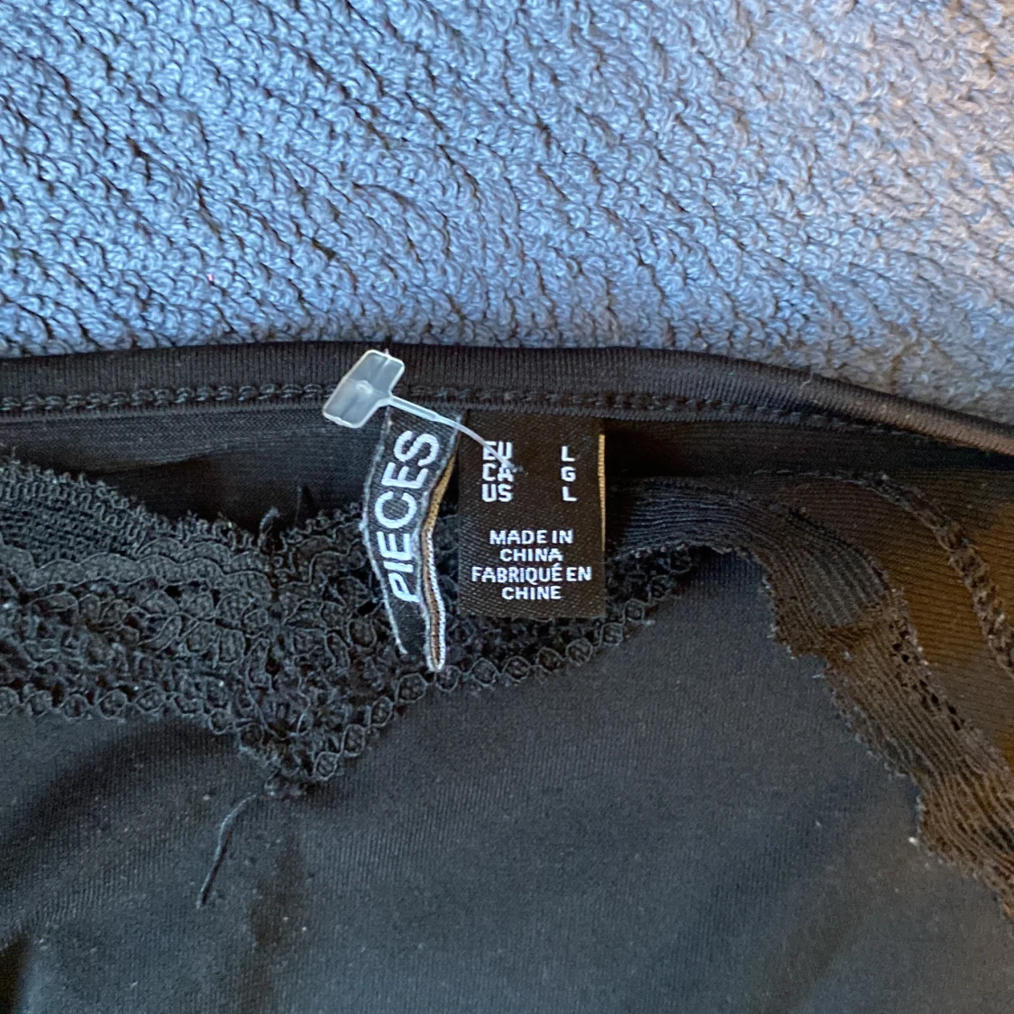 Svart linnetopp med spets från Pieces - 2