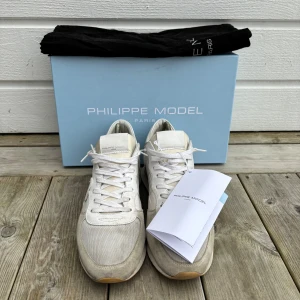 Philippe Model skor - Tjena, säljer dessa riktigt schyssta skorna från Philippe Model! (Om ni vill att jag ska tvätta dom lite extra innan så går det bra) Skick=8,5/10 Nypris= 2999kr och jag säljer dom för 1699kr!! Hör av er vid minsta lilla fundering!👟
