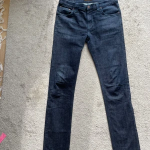 Nudie Jeans - Snygga mörkblå jeans från Nudie Jeans i modellen Slim. Helt nya och oavända. Jeansen är tillverkade i stretchig denim för en bra passform.                                                                    Pris kan diskuteras vid snabb affär!