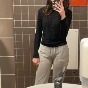 Grå juicy couture byxor  - Snygga grå juicy byxor . Byxorna har fickor på sidorna och bak, vilket ger en clean och stilren look . 