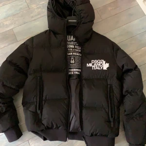 Svart pufferjacka från Dsquared2 - Säljer en svart pufferjacka från Dsquared2 storlek 46 passar storlek S. Är i bra skick och är äkta .