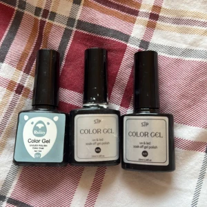 Tre flaskor gelnagellack - Säljer tre flaskor UV/LED gelnagellack, två från SJP och en från Rsiiey. Flaskorna är svarta med etiketter i vitt och blått. Perfekt för dig som vill fixa snygga naglar hemma med geléfinish.