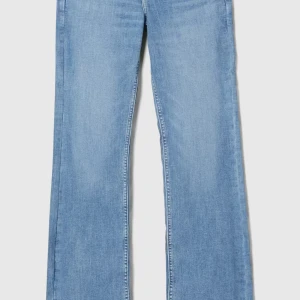 Ljusblå bootcut jeans från Lee - Snygga ljusblå jeans från Lee med klassisk bootcut-passform. Jeansen har en cool ficka med lock och Lee-logga bak samt detaljer i guldmetall. Endast använda en gång. Säljer på grund av att jag ångrar mitt köp. Köptes för 1199