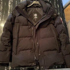 Canada Goose Wyndham  - Bästa 1av1 wyndham jackan du kan hitta, den har gjorts mindre på sidorna hos skreddaren samt ny tvättat hos dem. Storlek M