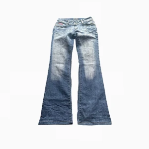 Jeans - Så snygga lowaist jeans. 🪽🦇🍂 midjemått= 36cm innerbenslängd=  80cm.  Lår = 22cm. Gå efter mått ej storlek. 