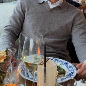 Grå pikétröja John Henric M - Snygg grå pikétröja från John Henric i storlek M. Tröjan har klassisk krage och lång ärm, perfekt för dig som gillar stilrena och enkla plagg. Materialet är mjukt och känns skönt mot huden, passar dig som vill ha en clean look.