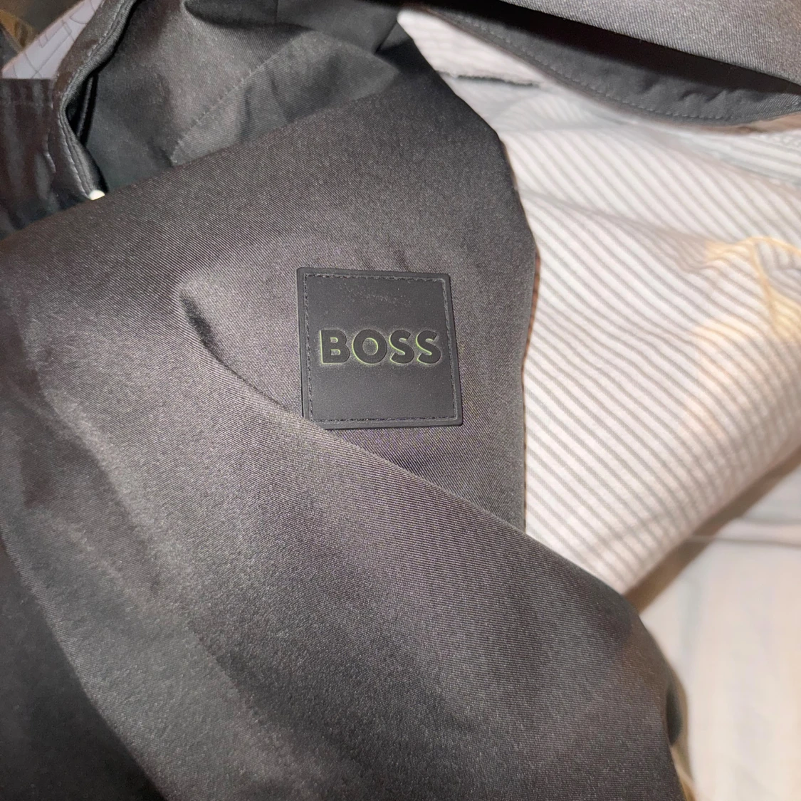 Svart vindjacka från BOSS med huva - 3