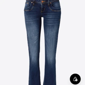 Ltb jeans - Snygga blå ltb jeans med bootcut passform och klassiska orange kontrastsömmar. Jeansen är lite mörkare i färg i verkligheten. 