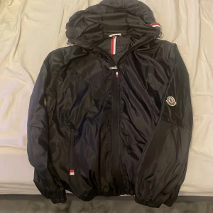 Svart vindjacka med huva från Chase - Svart moncler wind breaker. Produkten är dock rep!! Pris kan diskuteras 