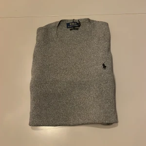Grå stickad tröja från Polo Ralph Lauren - En fantastisk tröja från polo som jag efterfrågat länge och använt ett par gånger men nu tyvärr dags att lämna garderoben, alltså näst intill ny. Storlek xs och passar om du är runt 165-175