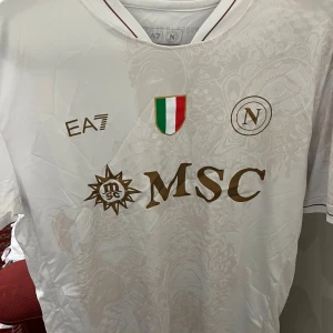 Vit Napoli fotbollströja EA7 - Om nån köper inom 5min får den tröjan för 10kr