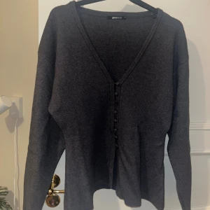 Gina kofta - En cardigan eller kofta i skönt material, tröjan är i storlek M men passar S mer. Den är använd och tröjan saknar en knapp där fram (se sista bilden)❤️❤️❤️