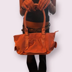 Rosa vintage väska i sammet  - Snygg rosa handväska i sammet, har en liten missfärgning vilket man ser på sista bilden! Väskan har många fack och har plats för mycket utrymme💗