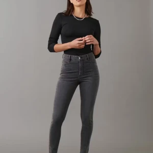 Molly highwaist skinny jeans, 3 färger - Säljer tre par Molly highwaist skinny jeans från Perfect Jeans i storlek M. Färgerna är vit, ljusblå och tvättad grå. Superslimmad passform med mycket stretch och klassiska femficksdetaljer. Perfekta för dig som gillar en tajt look och hög midja. 100kr styck, vid köp av flera bättre pris