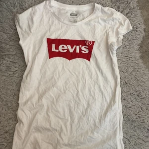 levis tröja 💋 - -oanvänd 💋