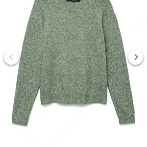 Grön stickad tröja från Vero Moda - Mysig grön stickad tröja från Vero Moda med rund halsringning och ribbade muddar. Perfekt för lager-på-lager och chill dagar. Enkel och stilren design som funkar till det mesta.