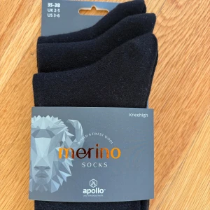 Nytt - 3-pack svarta merinoullstrumpor från Apollo - Ny förpackning med 3-pack klassiska svarta knähöga strumpor från Apollo i mjuk och lyxig merinoull. Perfekta för dig som vill ha både värme och stil. Snygg, enkel design utan mönster och med bekväm passform. Märkta som merino socks och passar storlek 35-38.