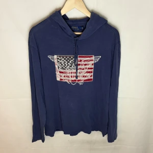 Ralph Lauren hoodie  - Modellen är 185. Storlek L men sitter som M