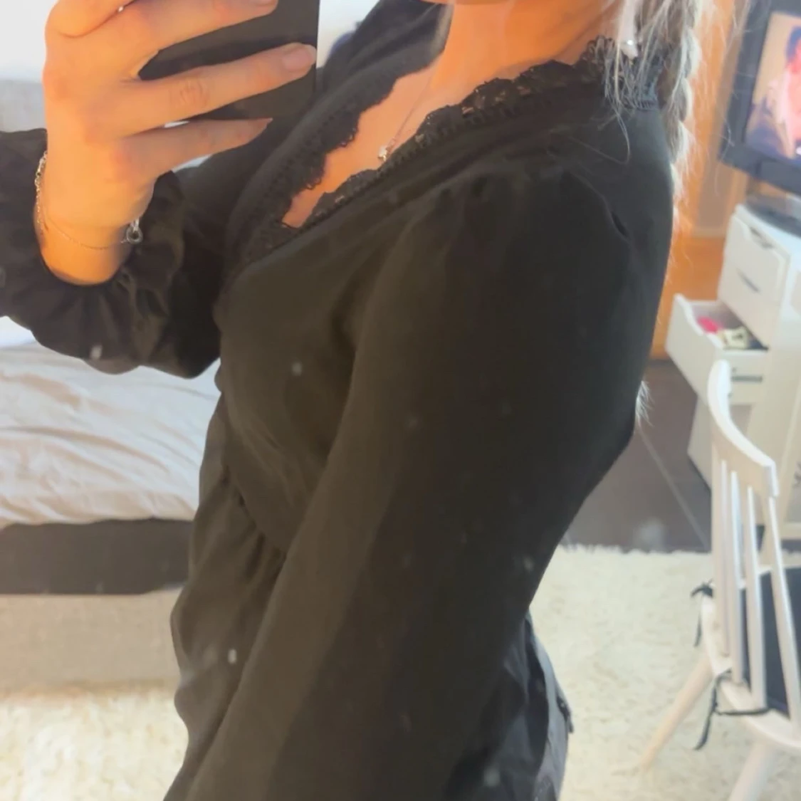 Svart blus med spets och v-ringning - 1