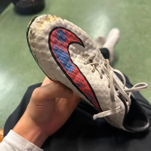 Hypervenom elite - Säljer dessa då dem inte är min skotyp. De är i strl 41 men passar mig som har 42 i mercurial. Dem är väldigt sälsynta. Defekt:liment har lossnat lite frön sular vilket går att limma ihop kan diskutera pris vid snabb affär