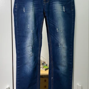 Blå jeans från D-Jeans Denim - Allt är som på bilden och ni kan se även att den inte har någon fläck eller skada. Men problemet är att jag minns inte vart jag köpte eller beställde ifrån, för att jag nu kan inte hitta storleken till denna. Men jag kan gissa att den är i storlek S eller XS. Om ni vill kan jag mäta upp midjan och längden. Bara meddela!💕
