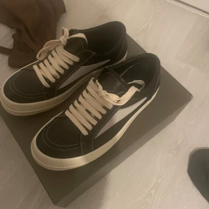 Rick owens vans - Rick Vans är skon av året 100% alla era favorit rappare rockar. Köpta i Italien i år. (JAG TAR ÄVEN TRADES) (ÄKTA) (även fast jag har sålt r333pz ) allt ingår påse, box extra skosnören, crease skydd osv förlåt för dåligt ljus ska ladda upp bättre inom kommande dagar